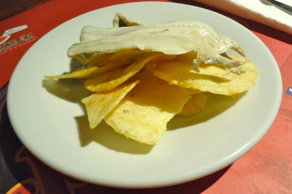 Boquerones con papas fritas.