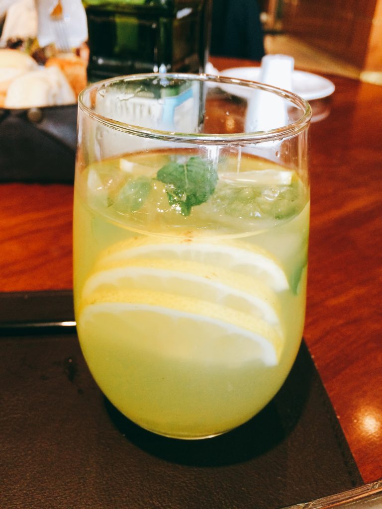 Fabulosa limonada con cardamomo y menta.