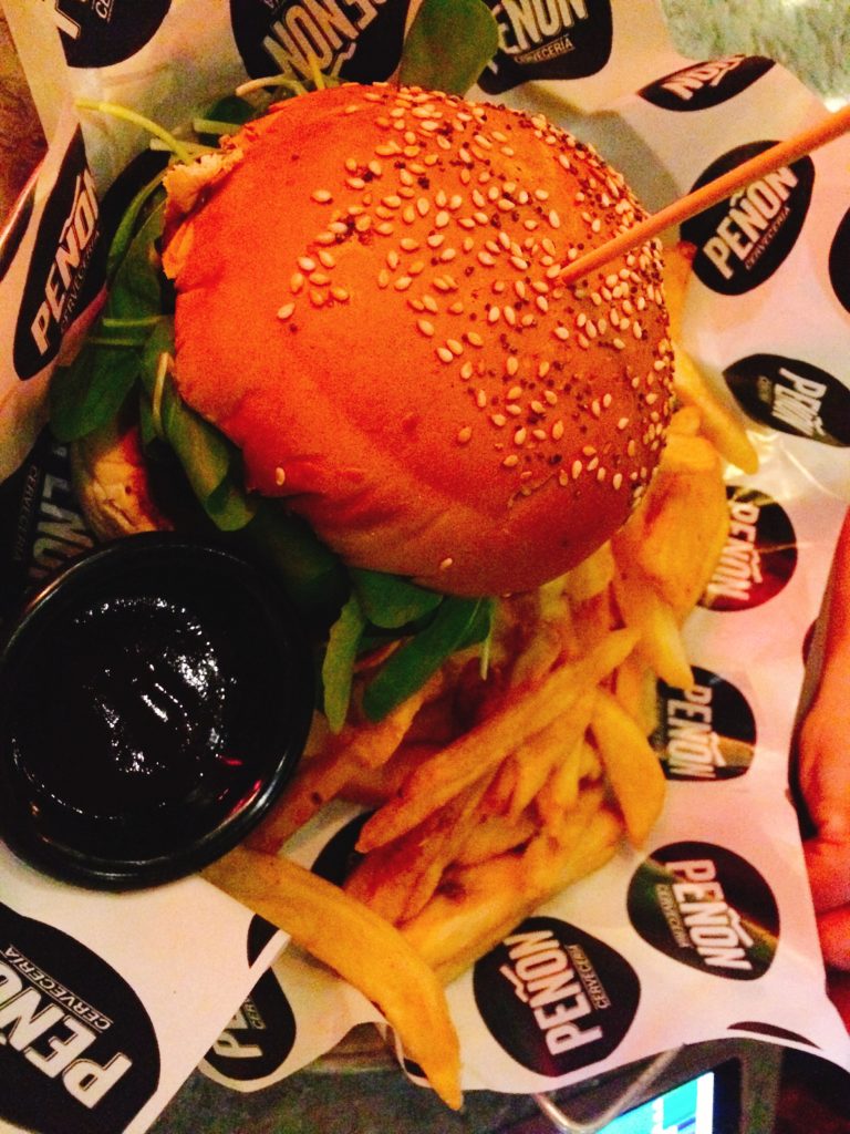 Hamburguesa de Peñón del Águila Cervecería.