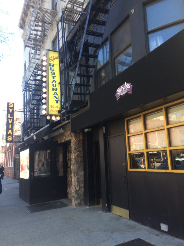 La fachada de Sylvia's restaurant en Harlem