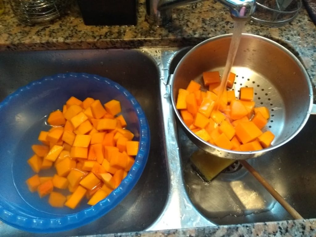 Enjuagar bien el zapallo tras colocarle cal y agua.