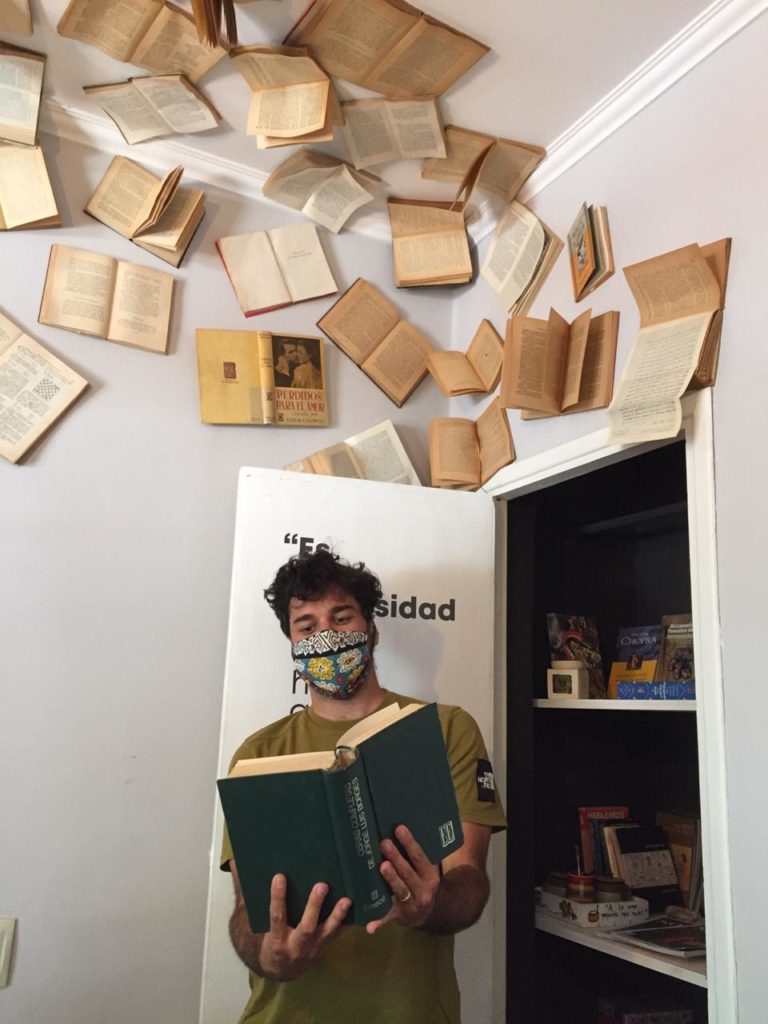 Armario con libros en UPA.