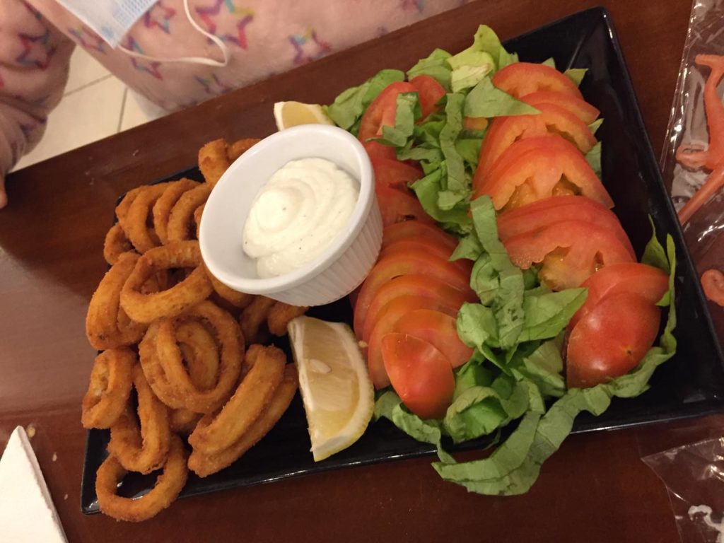 Rabas con ensalada en Olinto - Cura Brochero