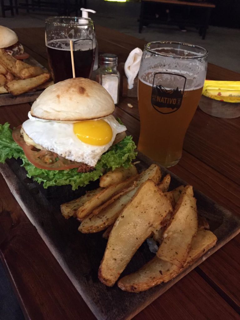 Hamburguesa y cerveza en Nativo - Mina Clavero