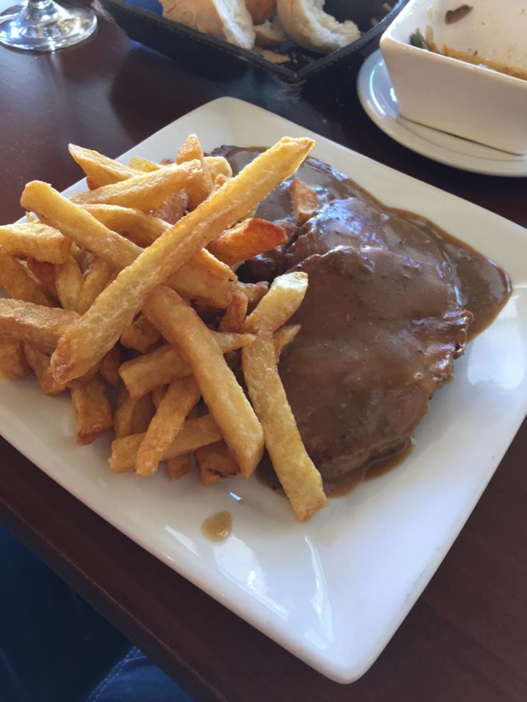 Cerdo al horno con papas fritas en Olinto